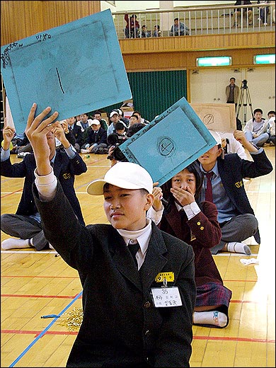 앞에서 1번이 정답이라고 자신만만해 하자 '헉, 이게 아닌가?'하고 걱정하는 '4번' 쓴 참가자. 